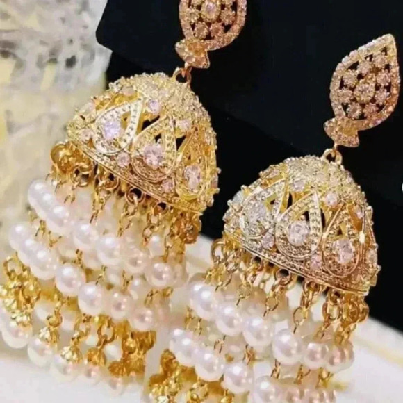 Castle shaped earrings tassels chic classy elegant - Picture 3 of 3